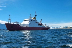 Криголам «Ноосфера» вперше перетнув Полярне коло для проведення міжнародних досліджень