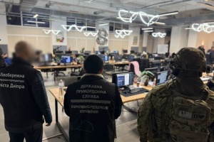У Дніпрі викрили шахрайський колцентр: «працювали» майже 100 операторів