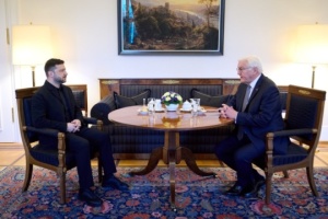  À Berlin, Volodymyr Zelensky a échangé avec Frank-Walter Steinmeier dans le cadre des négociations de paix 