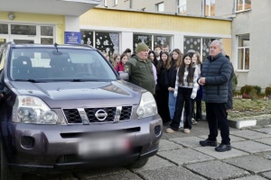 З ліцею Калуша передали на фронт автомобіль для військових
