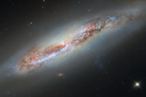 Hubble сфотографував галактику з «газовим хвостом» у сузір’ї Діви