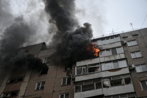 露軍の滑空爆弾、ウクライナ南部の集合住宅に着弾　負傷者２６名