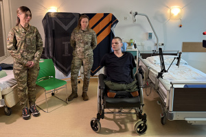 ПриватБанк перепросив ветерана без кінцівок і вручив йому банківські картки