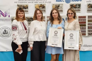 На Хмельниччині зафіксували рекорд із найбільшої кількості картин, декорованих камінням