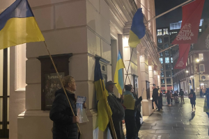 Українські активісти провели акцію протесту проти виступу Нетребко в Лондоні