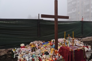 У Тернополі встановили пам'ятний хрест на місці ракетної атаки РФ