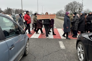 Не отримали компенсацію після вибухів: під Житомиром люди перекрили трасу Київ-Чоп