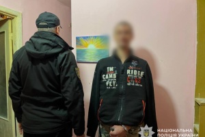 На Закарпатті чоловік вчинив стрілянину і забарикадувався у квартирі, його затримала поліція