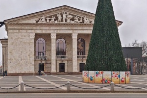 Les autorités d’occupation russes ouvrent la billetterie du théâtre de Marioupol, lieu du massacre de centaines de civils