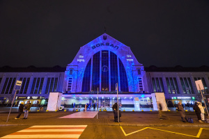 На Центральному залізничному вокзалі презентували інсталяцію «Поділись світлом»