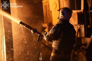 У порту «Південний» через обстріли РФ загорілися контейнери з борошном та олією