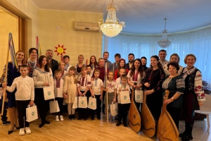 Юні бандуристи та хор української школи «Надія» заколядували в посольстві в Естонії