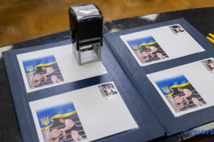 У столиці представили марки, присвячені Федерації боксу та легенді ММА Вовчанчину