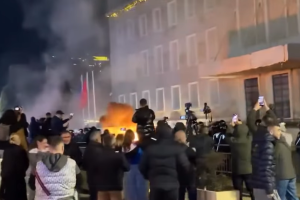 Корупційний скандал спровокував масові протести в Албанії -  в офіс прем’єра летіли «коктейлі Молотова»