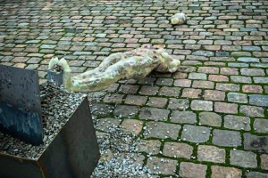 У Копенгагені вандал зруйнував скульптури української художниці, що розповідали про війну