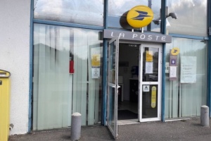 En France, l'opérateur postal et son service bancaire ont été attaqués par des pirates informatiques