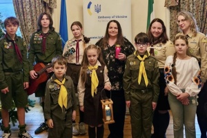 Пластуни передали Вифлеємський вогонь миру посольству України в Ірландії
