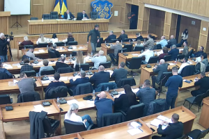 Меру Ужгорода на сесії міськради вручили лопату, щоб «шукав бурштин»