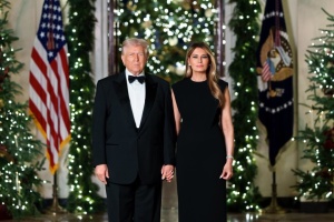 Подружжя Трампів показало офіційний різдвяний портрет