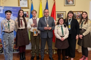 Світло з Вифлеєма у Ватикані: пластуни передали Вогонь миру посольству України при Святому Престолі