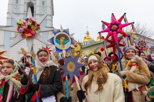 キーウ中心部でクリスマスの行進が行われる