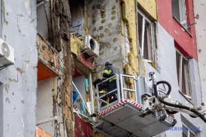 У Києві через атаку РФ пошкоджені більш як 10 багатоповерхівок, тривають аварійно-рятувальні роботи