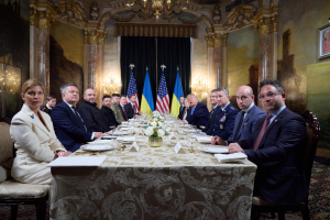 Бульйон, стейк з картоплею фрі та торт «Трамп»: стало відоме меню ланчу президентів України і США