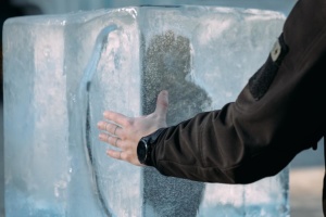 На Софійській площі Києва встановили інтерактивну інсталяцію - серце, сховане у крижаній брилі