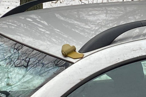 У Києві чоловік возив муляж протипіхотної міни на даху автомобіля