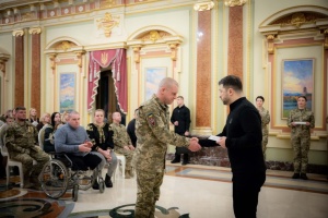 Зеленський вручив сертифікати на житло Героям України та родинам загиблих Героїв