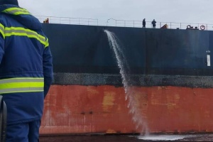 Росіяни завдали ударів по двох цивільних суднах у портах, є поранені