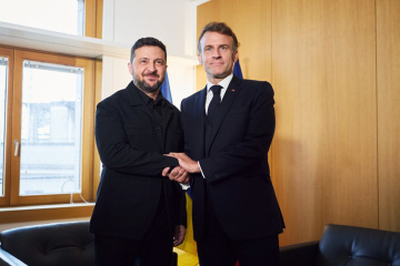 Zelensky arrives for meeting with Macron