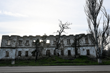 Les attaques russes sur Kherson frappent un hôpital, un musée et des quartiers résidentiels : un civil tué, huit blessés
