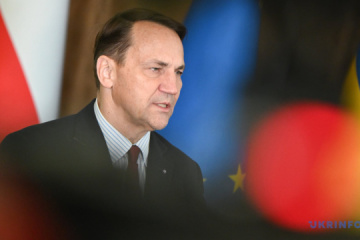 Sikorski: Ukraine’s war outcome could depend on reparations loan 