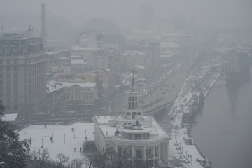 Через туман у Києві та області водіїв попереджають про погану видимість