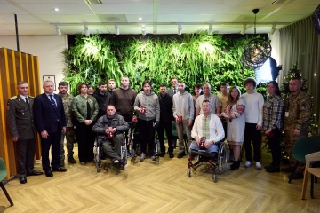 Zelensky meets with Ukrainian servicemen undergoing rehabilitation in Netherlands