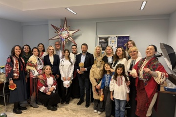 Різдво в Салоніках: До консульства завітали колядники з українським вертепом