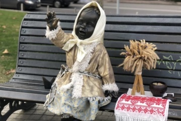 Les sculptures des petits fondateurs de Kyiv ont été déguisées pour Noël