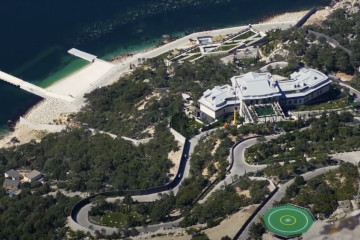 Розслідувачі показали новий палац Путіна у Криму з власною клінікою