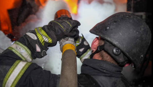 У Миколаєві через ранкову атаку дронів - пожежа на даху багатоповерхівки