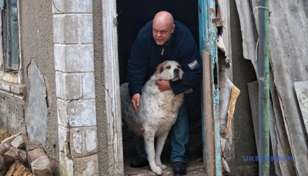 «Мій бусик - ціль для росіян»: херсонець вивозить великих собак із «червоної» зони