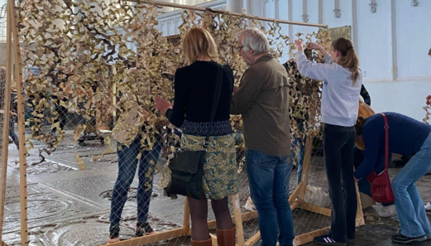 Як нідерландці плетуть маскувальні сітки для українських захисників