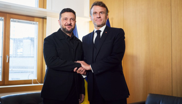 Zelensky arrives for meeting with Macron