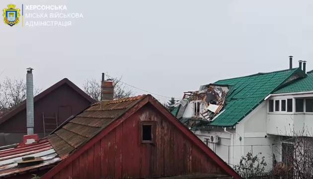Війська РФ вночі атакували Корабельний район Херсона, є руйнування