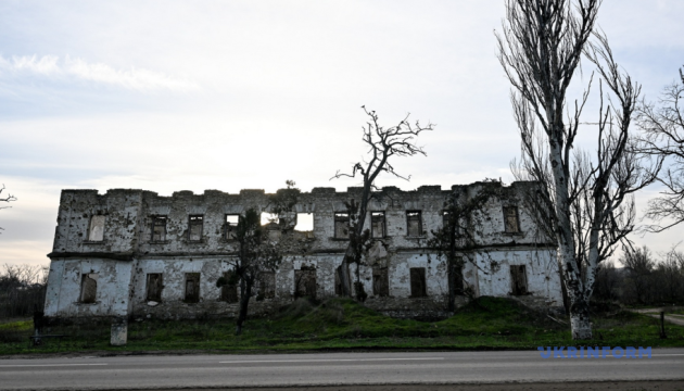 Les attaques russes sur Kherson frappent un hôpital, un musée et des quartiers résidentiels : un civil tué, huit blessés