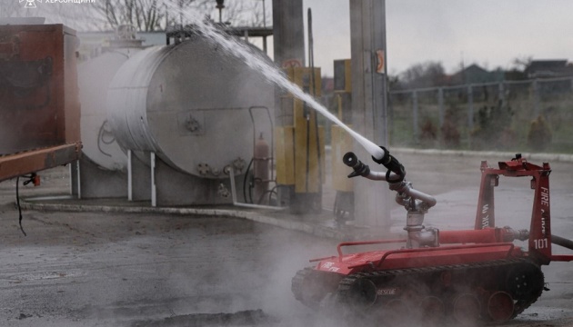 У Херсоні росіяни атакували рятувальників під час гасіння пожежі після дронової атаки
