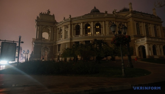 В Одесі тривають роботи з відновлення світла, містян закликають зберігати витримку