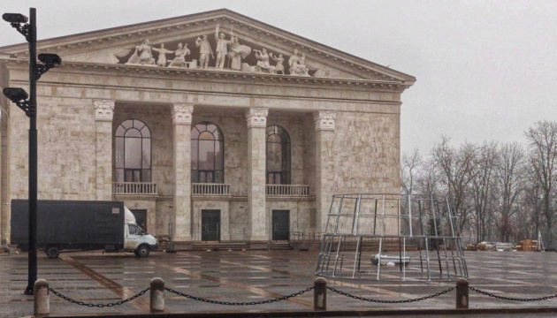 У Маріуполі почали монтувати ялинку біля Драмтеатру - місця масової загибелі цивільних