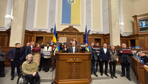 Parliament rostrum blocked by European Solidarity, opposition demands government resignation — session closed early