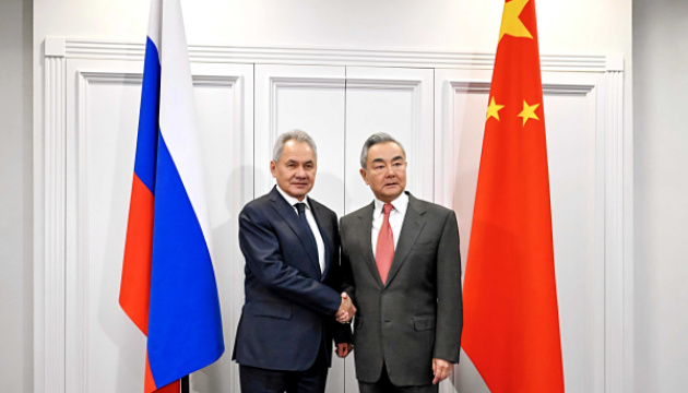 Шойгу зустрівся в главою МЗС Китаю і заявив, що Росія здатна досягти цілей та усунути «першопричини» війни